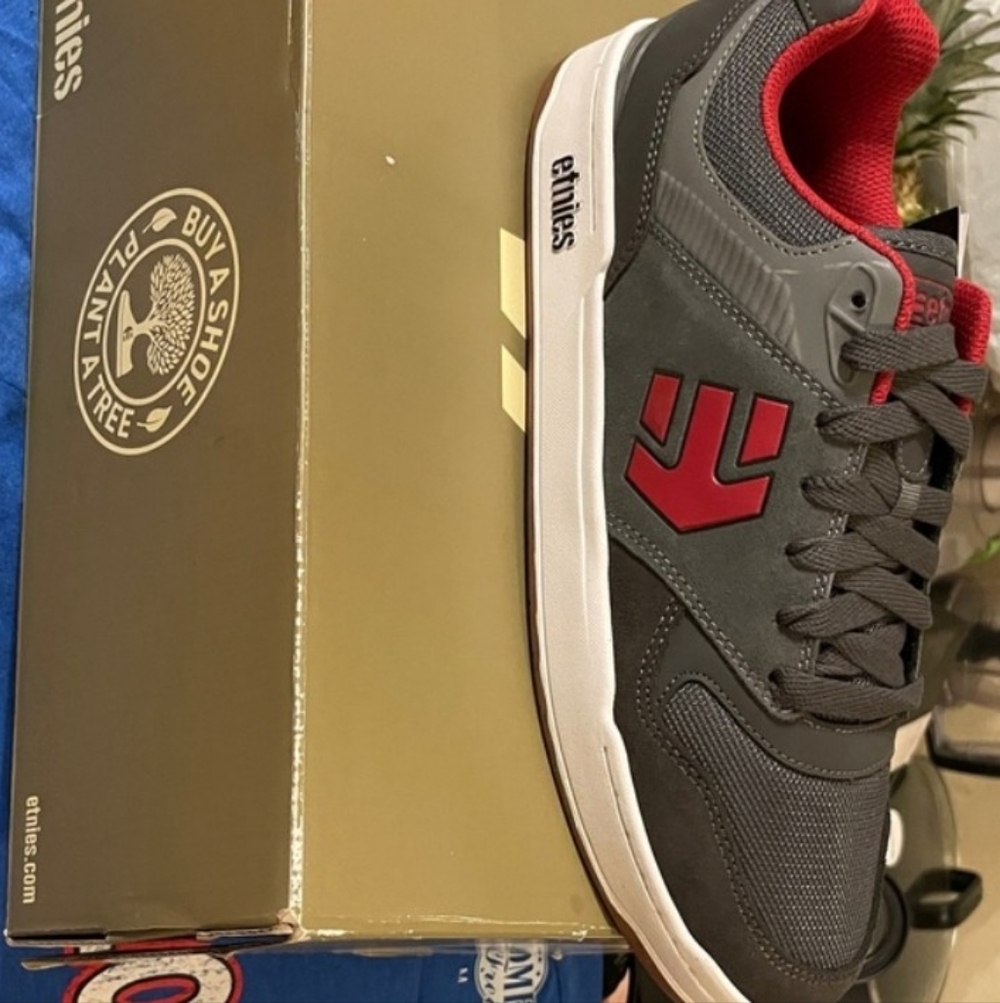 Etnies Men's Charcoal and Crimson Sneakers